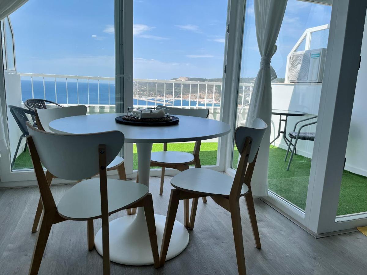 Axenic Retreat - Panoramic Ocean View, Sleeps 4, Ensuite Bathroom, New Redesign เซซิมบรา ภายนอก รูปภาพ