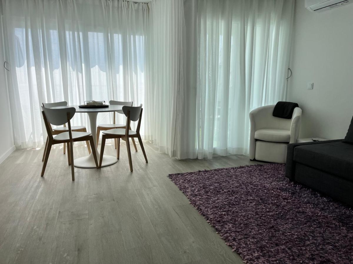 Axenic Retreat - Panoramic Ocean View, Sleeps 4, Ensuite Bathroom, New Redesign เซซิมบรา ภายนอก รูปภาพ