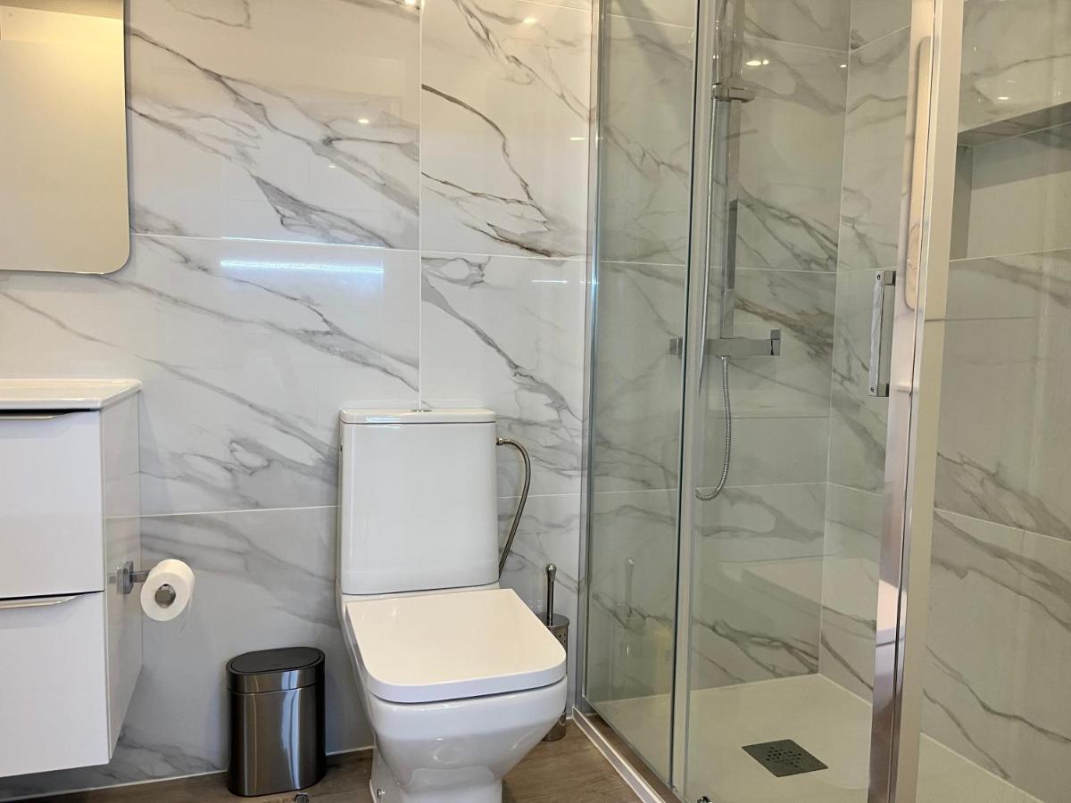 Axenic Retreat - Panoramic Ocean View, Sleeps 4, Ensuite Bathroom, New Redesign เซซิมบรา ภายนอก รูปภาพ